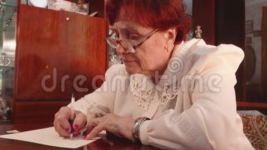 戴眼镜的老太太和白布尔斯在一张纸上写了一封信。
